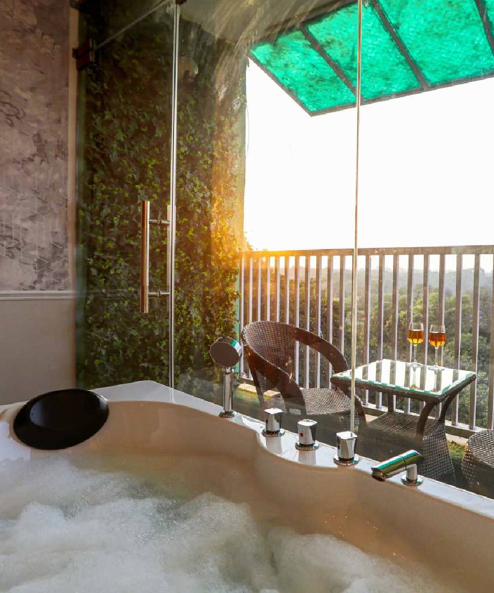 Homestay with jacuzzi in Hauz Khas Village - private tub at Casa Inali