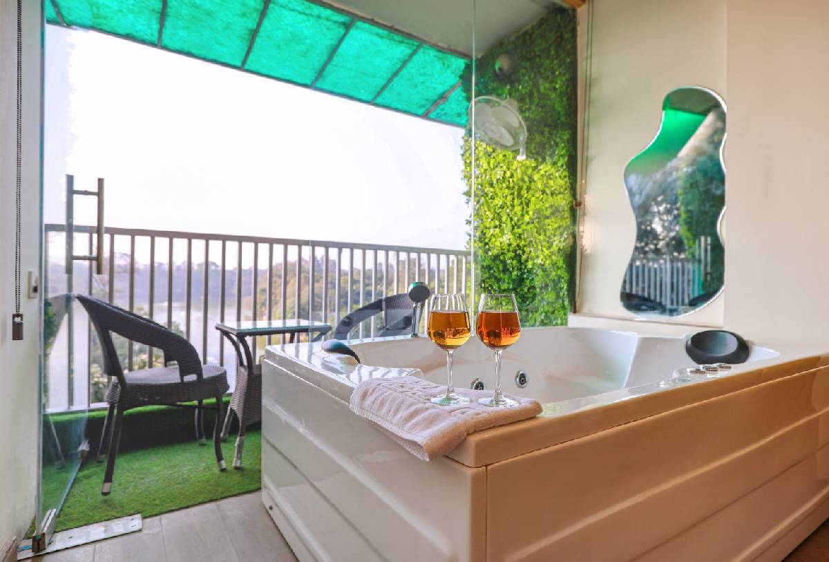 Homestay in South Delhi with jacuzzi for couples - balcony at Casa Inali
