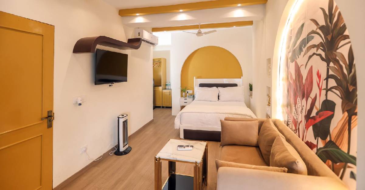 Room Yellow, a lake-view room with private jacuzzi at Casa Inali